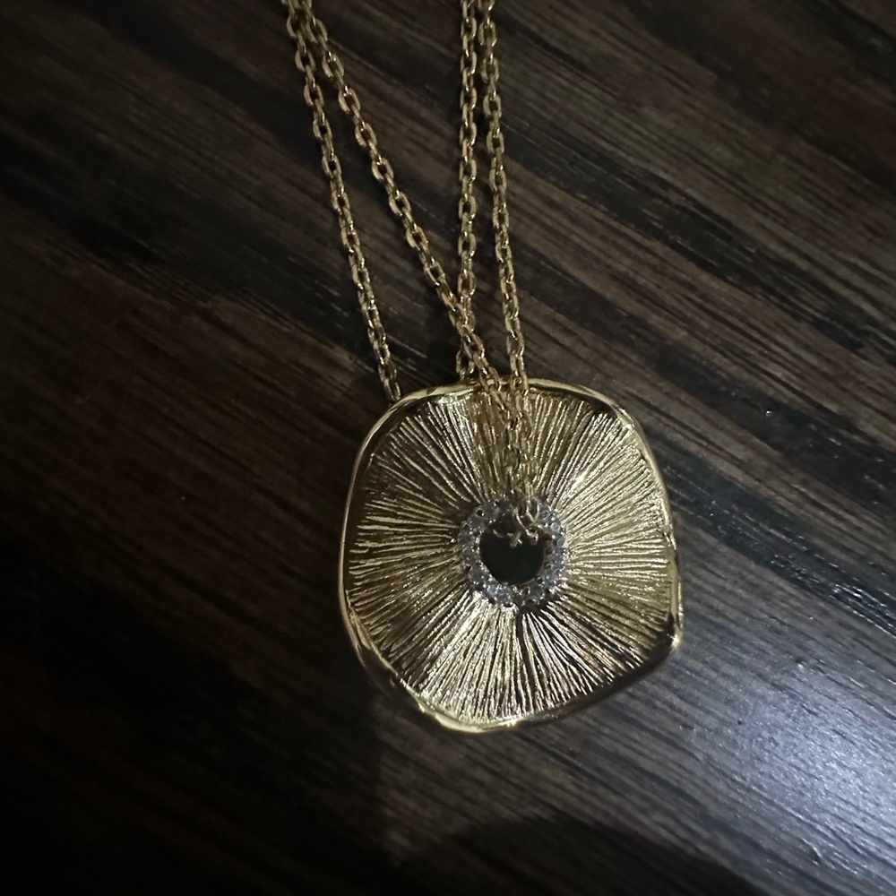 Elegant Gold Pendant Necklace